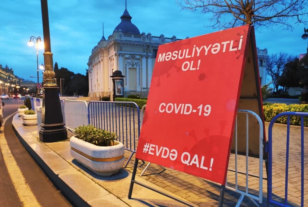 Приморский бульвар разместил стенды под лозунгом Evdə Qal!