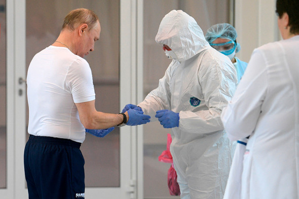 Путин в защитном костюме посетил больницу для зараженных коронавирусом