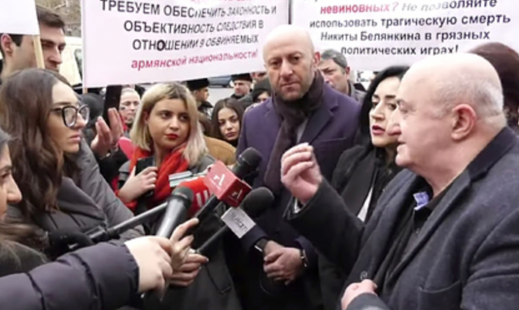 У посольства России в Ереване проходит акция протеста