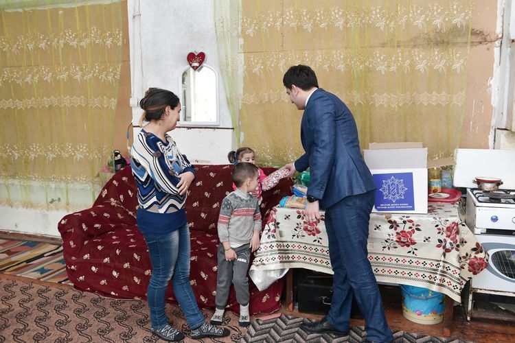 Фонд Гейдара Алиева раздал праздничные подарки малообеспеченным семьям