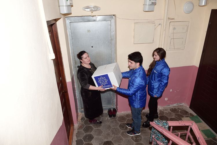 Фонд Гейдара Алиева раздал праздничные подарки малообеспеченным семьям