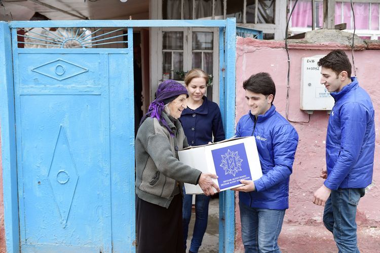 Фонд Гейдара Алиева раздал праздничные подарки малообеспеченным семьям
