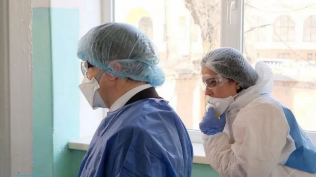 В Казахстане более 200 медработников заразились коронавирусом