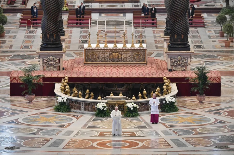 Пасхальная месса Папы римского прошла в пустом соборе