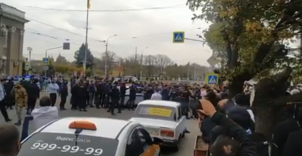 Глава региона выслушал протестующих во Владикавказе (обновлено)