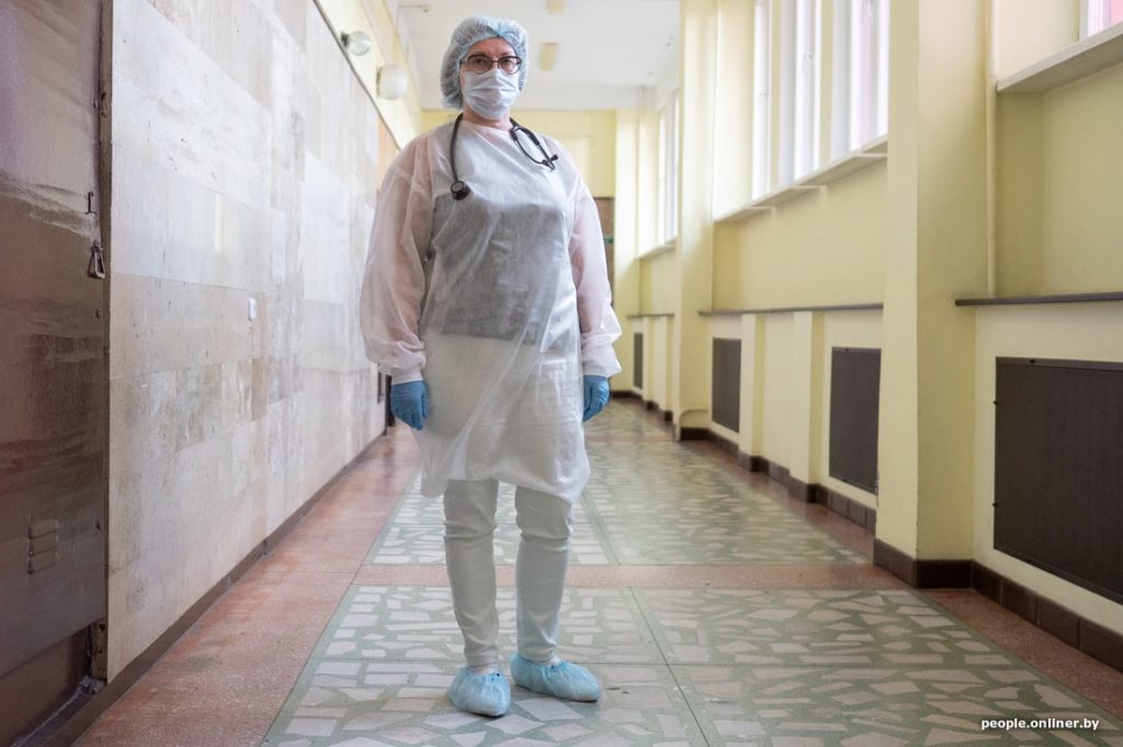 В Беларуси больше 300 врачей заразились COVID-19
