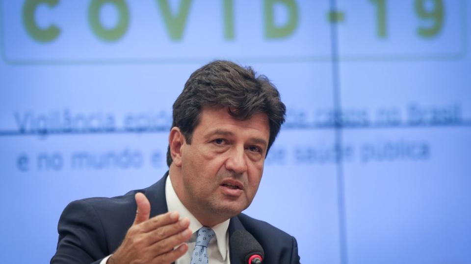 Президент Бразилии уволил главу Минздрава, выступавшего за введение карантина