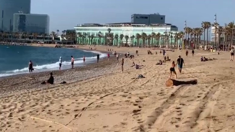 Власти Барселоны ослабили карантин и впервые открыли пляжи