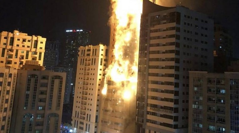 Пожар почти полностью уничтожил небоскреб в Шардже (обновлено)