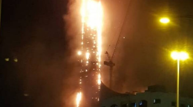 Пожар почти полностью уничтожил небоскреб в Шардже (обновлено)