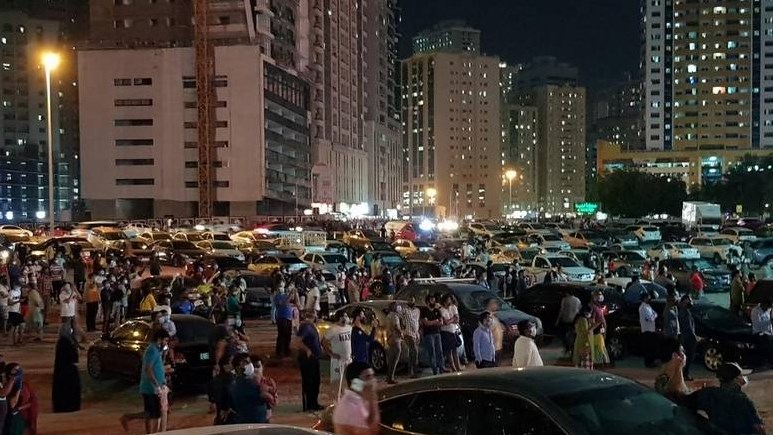Пожар почти полностью уничтожил небоскреб в Шардже (обновлено)