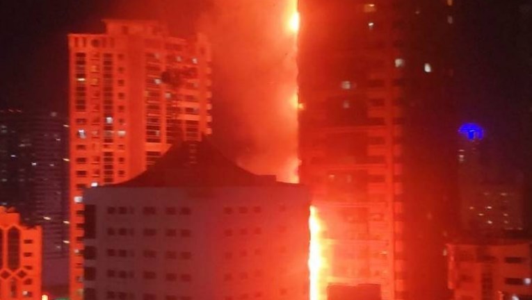 Пожар почти полностью уничтожил небоскреб в Шардже (обновлено)