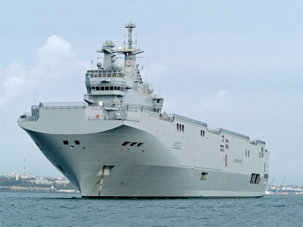 Forbes обвиняет Россию в "краже" вертолетоносца Mistral у Франции