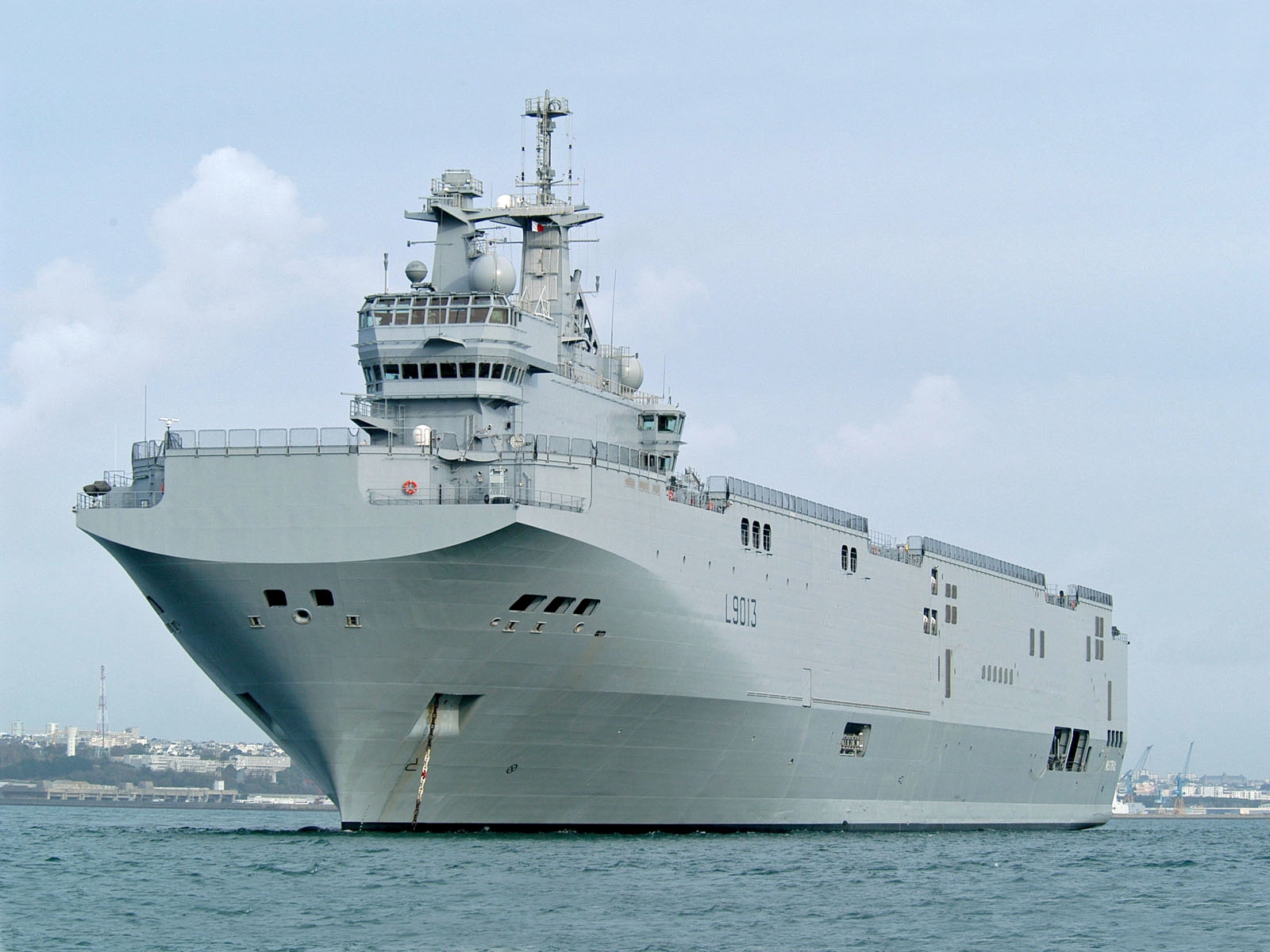 Forbes обвиняет Россию в "краже" вертолетоносца Mistral у Франции