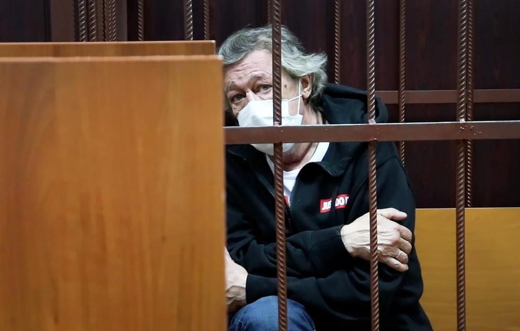 Актера Ефремова за резонансное ДТП поместили под домашний арест