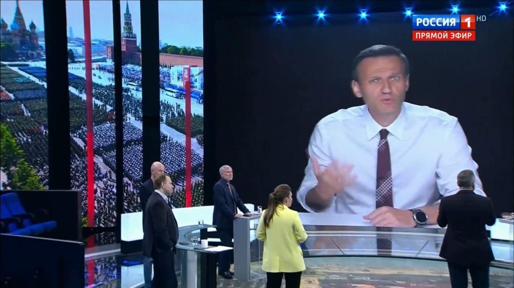 Телеканал "Россия-1" показал, как Навальный критикует парад в Москве