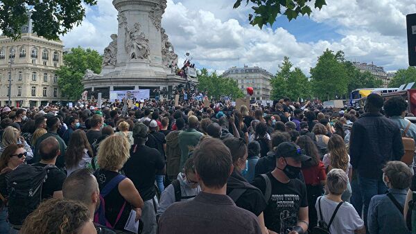 Стычки между полицией и протестующими в Париже