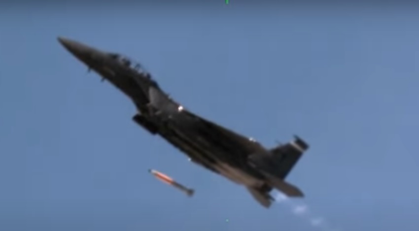 В США испытали ядерное оружие с истребителя F-15E