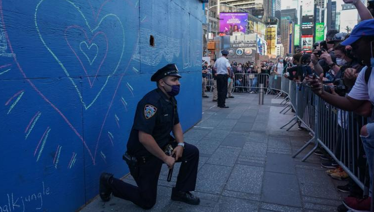 В США полиция переходит на сторону протестующих