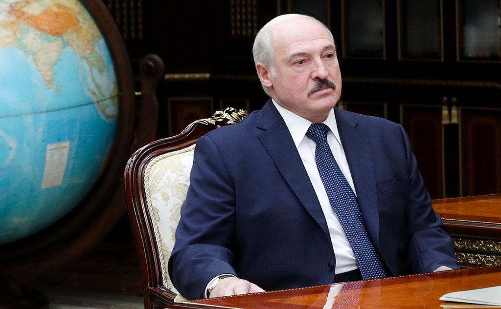 Лукашенко пустился в пляс с выпускниками