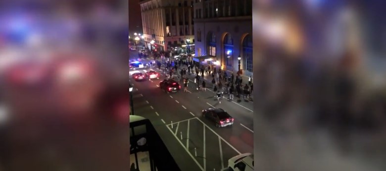 Автомобиль полиции протаранил протестующих в Калифорнии