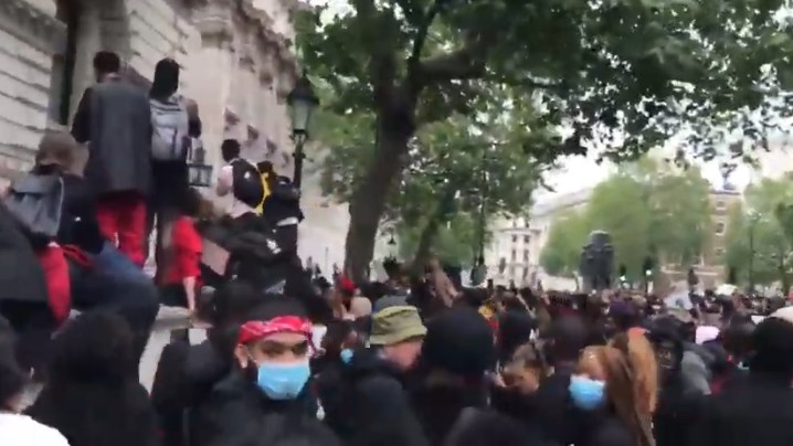 Протестующие осадили резиденцию Бориса Джонсона