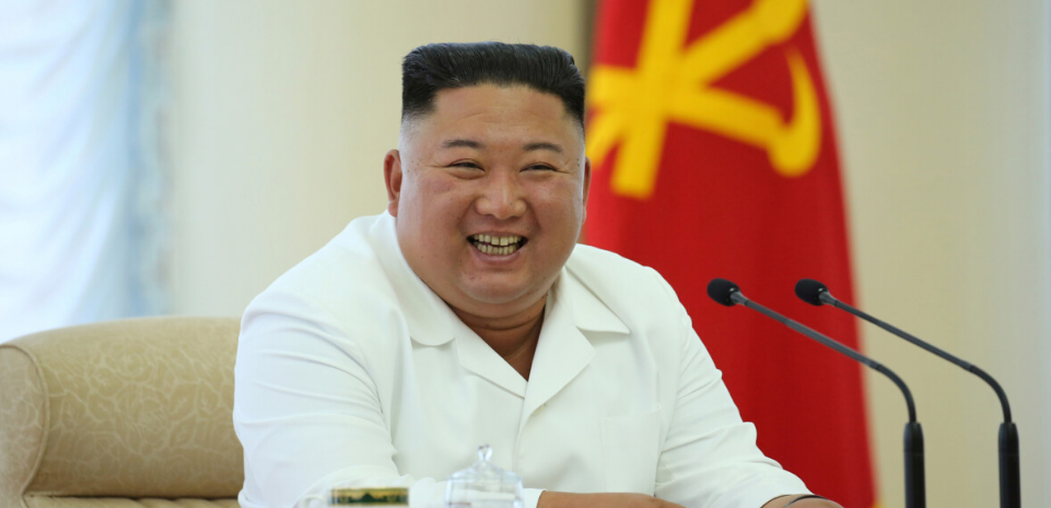 Ким Чен Ын появился на публике в непривычном "прикиде"