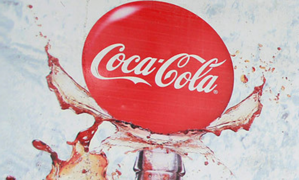 Бойкот Facebook: Coca-Cola приостанавливает размещение рекламы во всех соцсетях