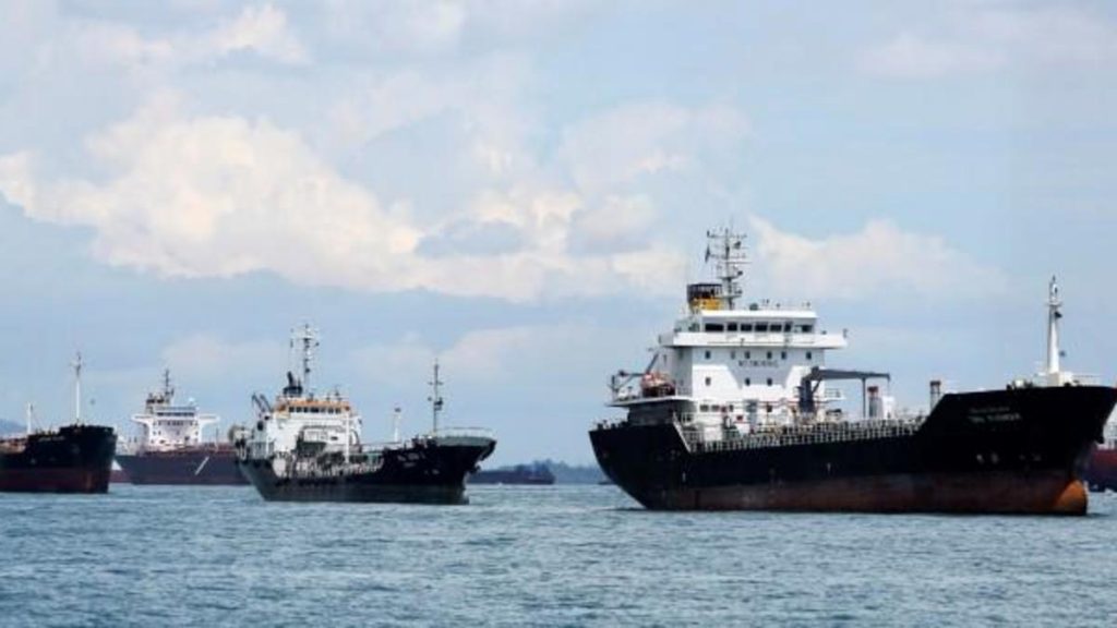 Танкеры с никому не нужной венесуэльской нефтью массово застряли в море