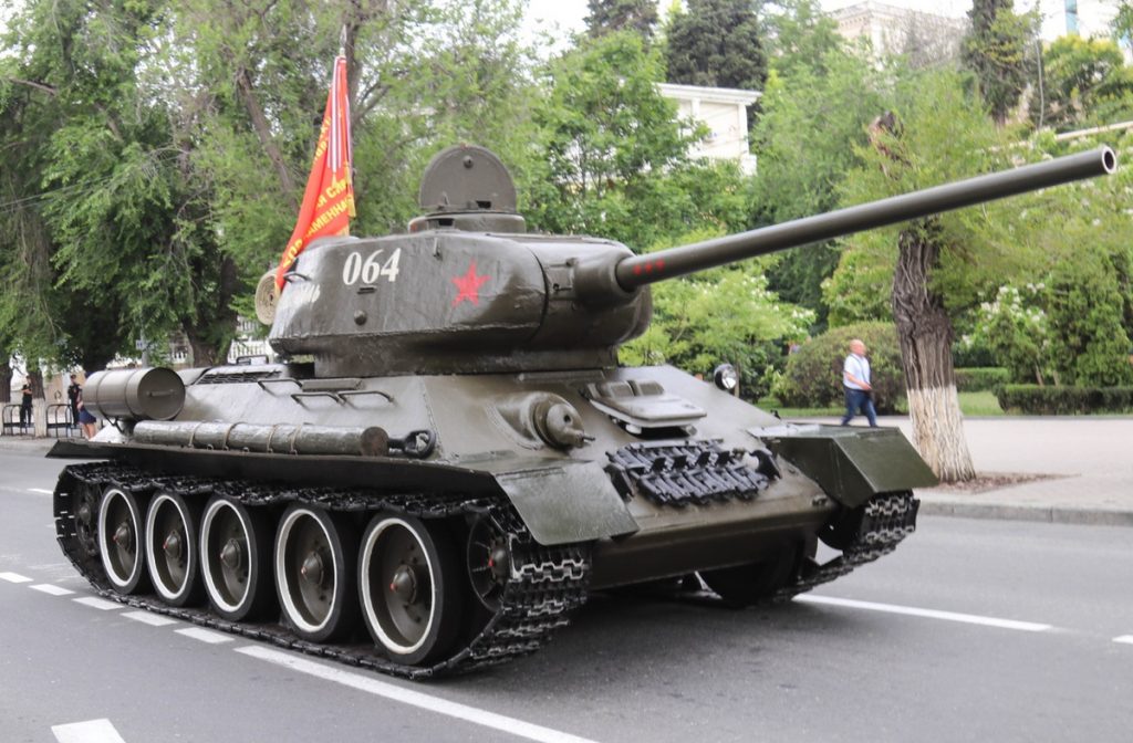 Т-34 на параде Победы едва не въехал в зрителей