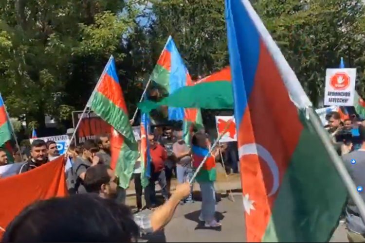 Перед посольством Армении в Берлине проходит акция протеста