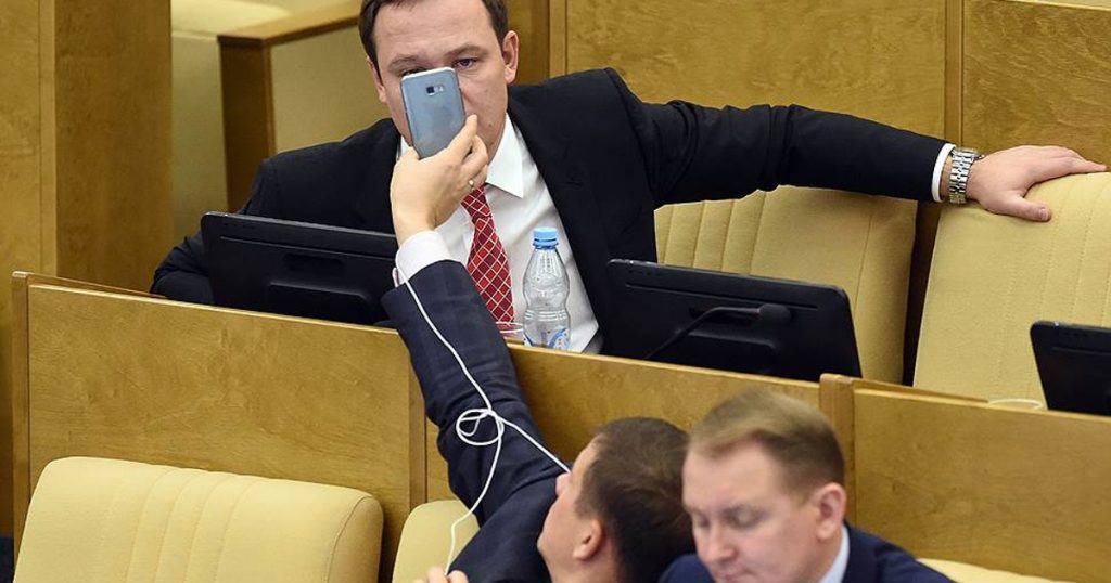 В Госдуме назвали iPhone шпионской техникой
