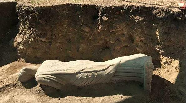 В Турции археологи обнаружили 1700-летнюю статую
