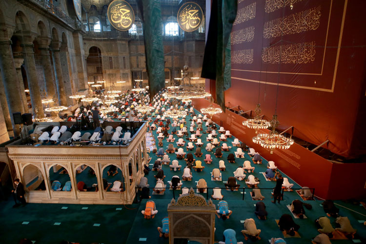 В мечети "Айя-Софья" впервые за 86 лет совершен праздничный намаз