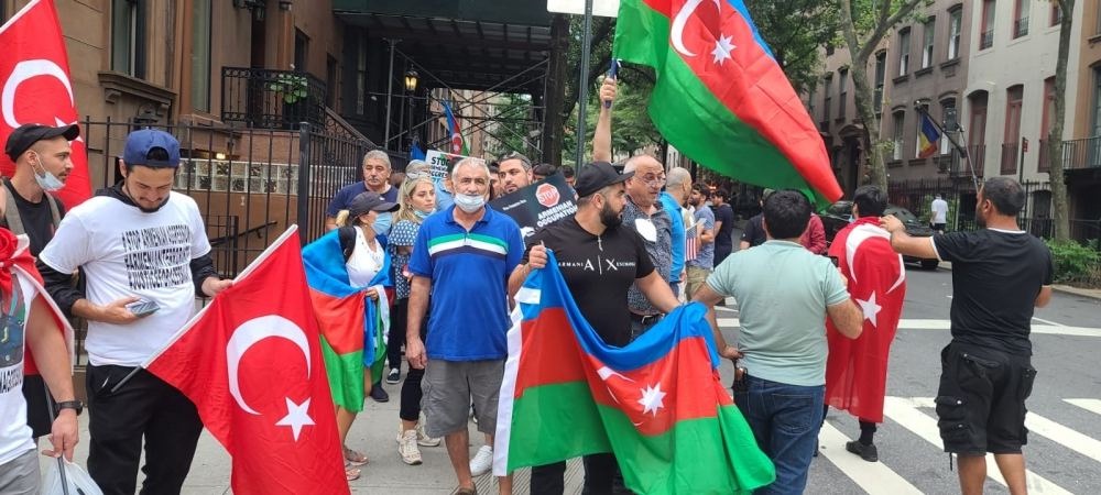 Перед постпредством ООН и консульством Армении в Нью-Йорке проведены акции протеста
