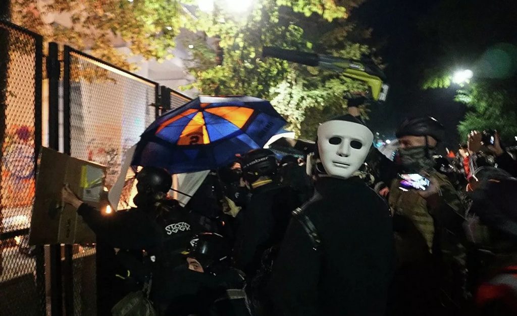 В Портленде идут столкновения между протестующими и федеральными агентами