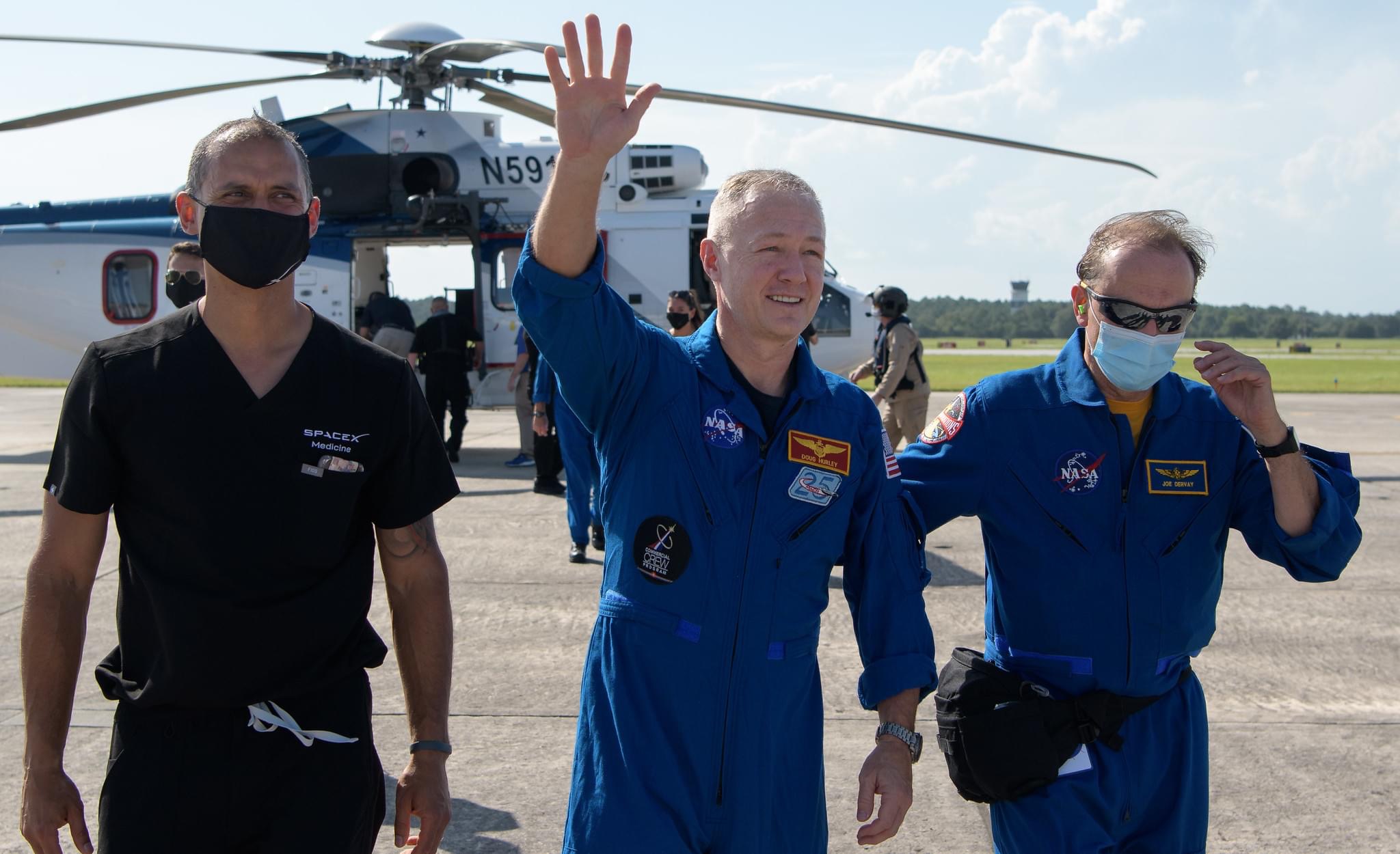 Корабль Crew Dragon вернулся на Землю из первого пилотируемого полета