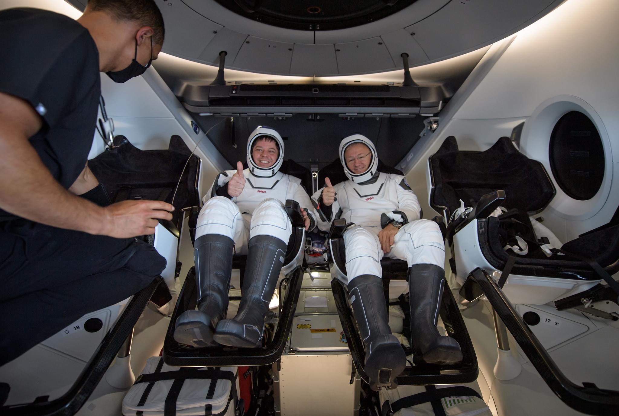 Корабль Crew Dragon вернулся на Землю из первого пилотируемого полета