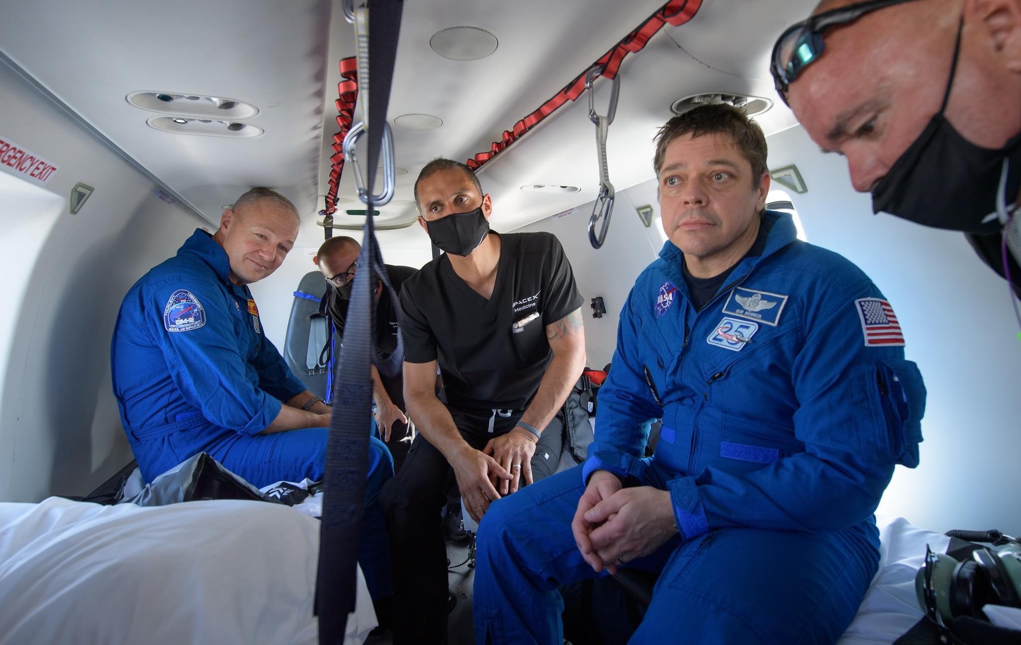 Корабль Crew Dragon вернулся на Землю из первого пилотируемого полета