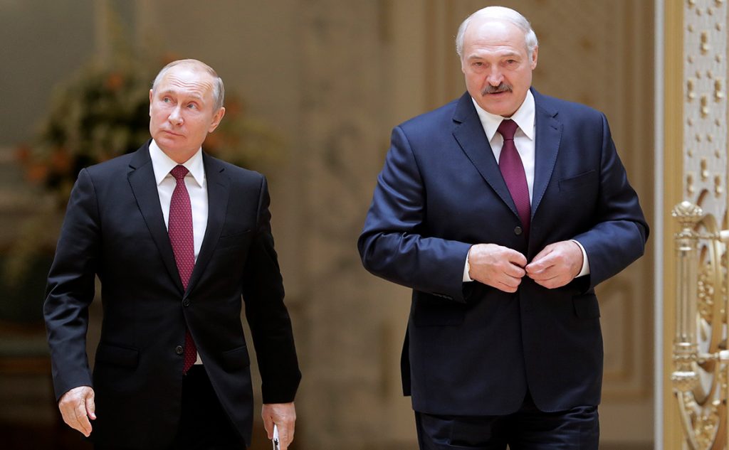 Аналитик: Путин угрожал Лукашенко вводом войск и карами