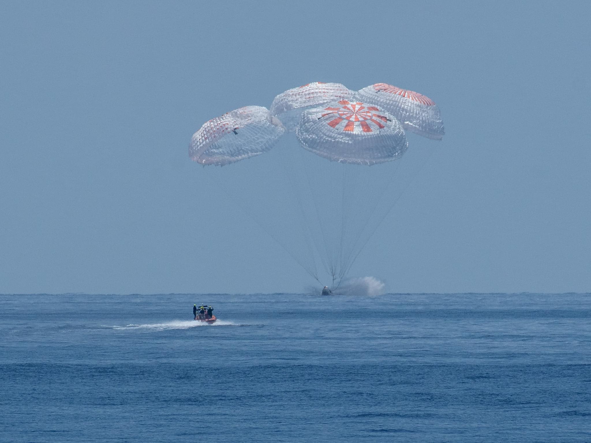 Корабль Crew Dragon вернулся на Землю из первого пилотируемого полета