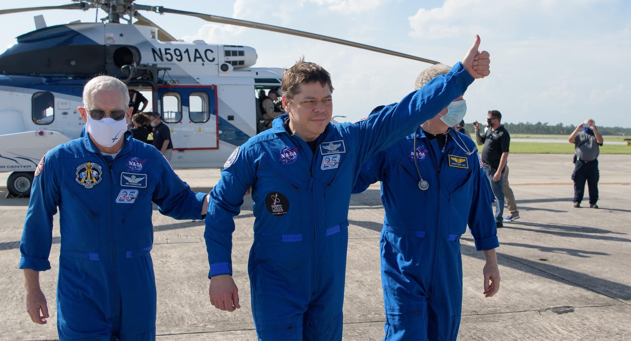 Корабль Crew Dragon вернулся на Землю из первого пилотируемого полета