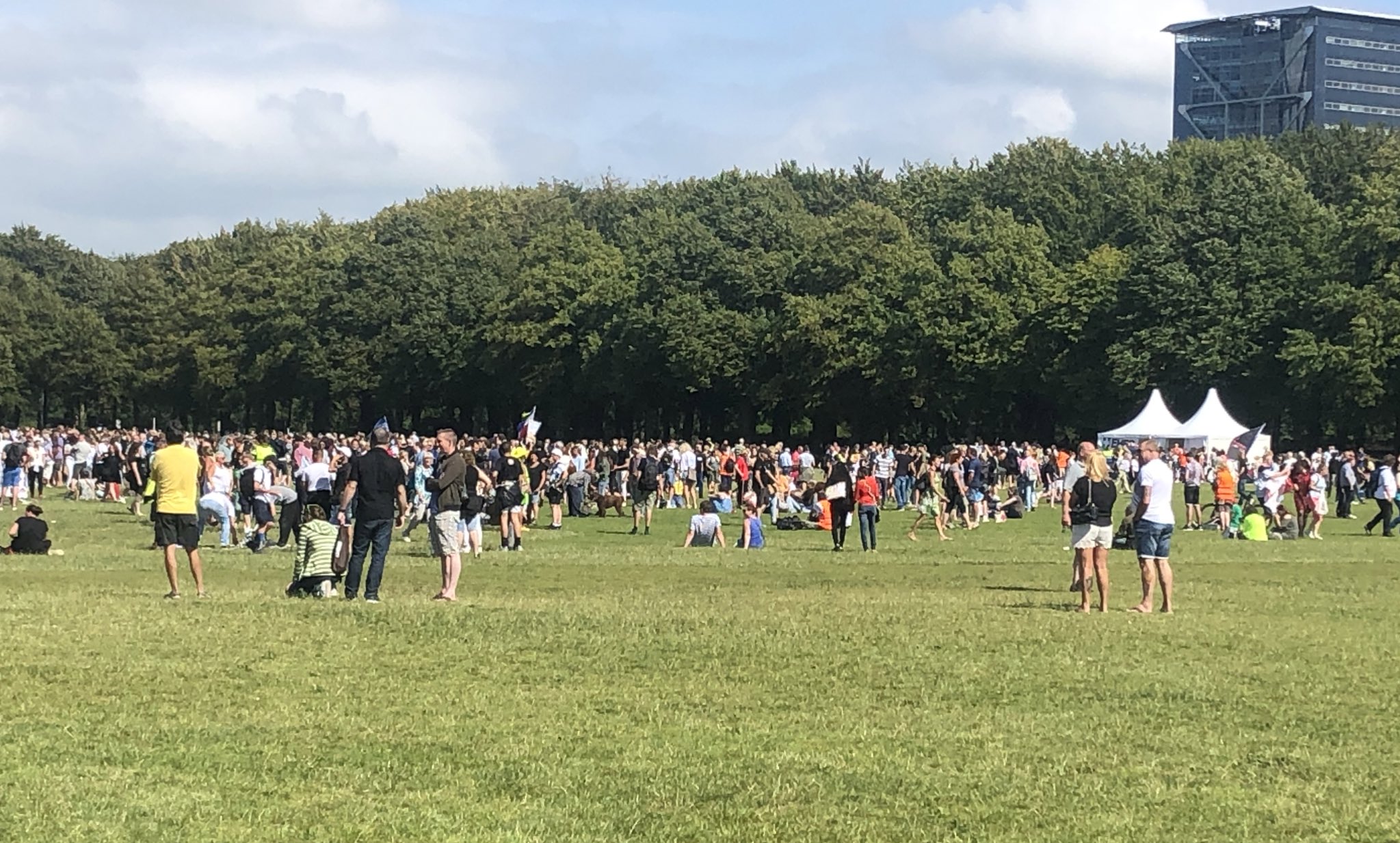 В Нидерландах сидя на травке протестовали против карантина