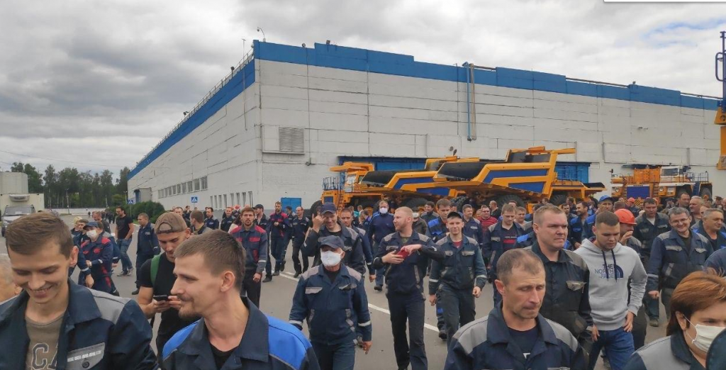 «Уходи!»: рабочие «БелАЗа» объявили забастовку
