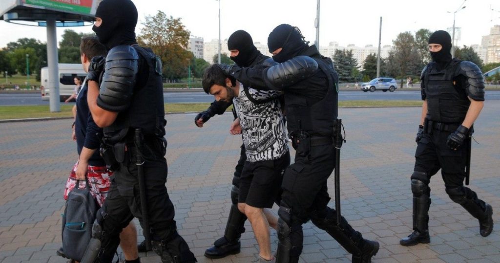 Украина пообещала жестко защищать своих граждан в Беларуси