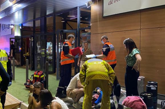 Во Франции автомобиль въехал в толпу людей: много раненых