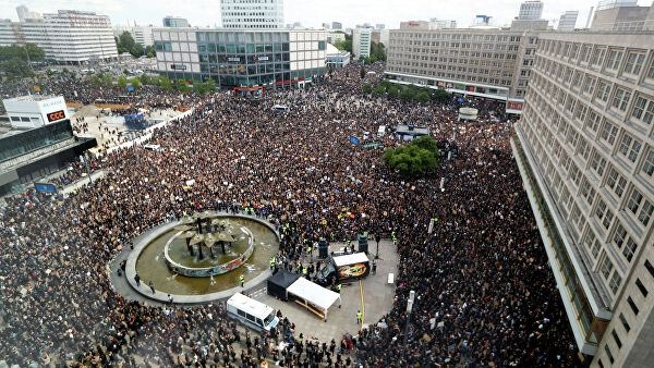 В Оттаве прошла крупная акция протеста против связанных с коронавирусом ограничений