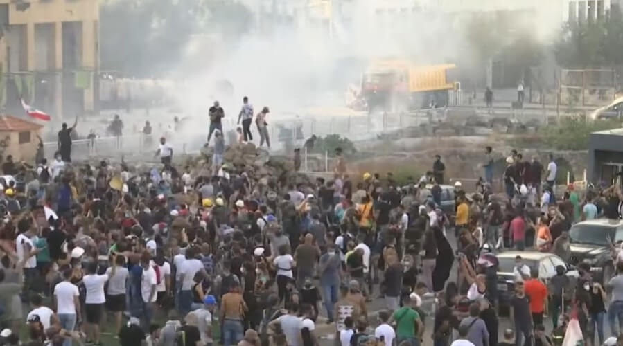 Протестующие пошли на штурм ливанского парламента