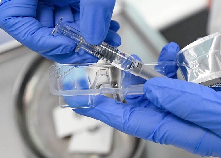 Испытания вакцины от COVİD-19 приостановили из-за необъяснимой болезни у добровольца