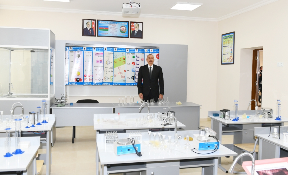 Ильхам Алиев принял участие в открытии нового корпуса средней школы в Баку